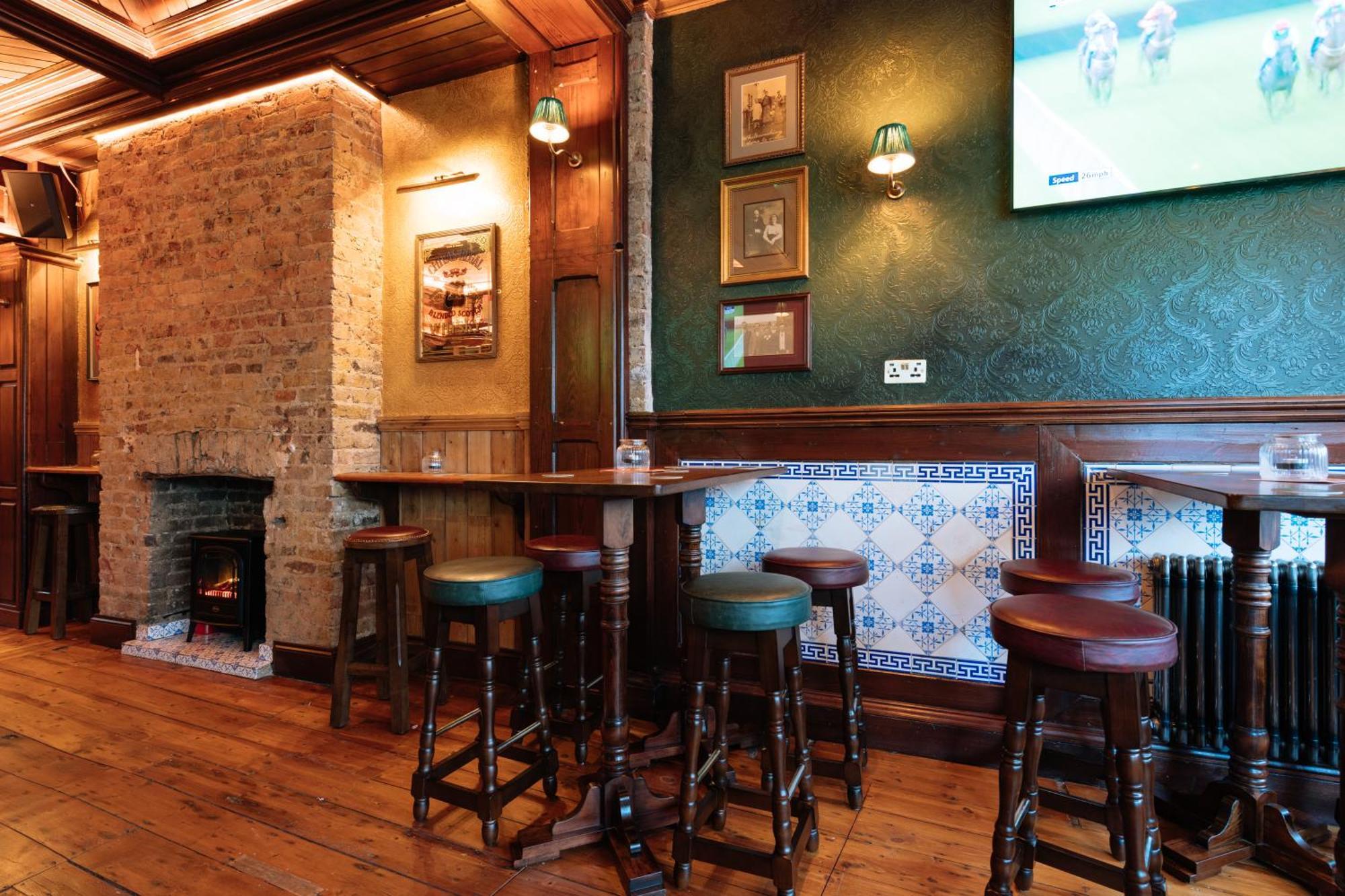 The Crown Pub & Gasthof London