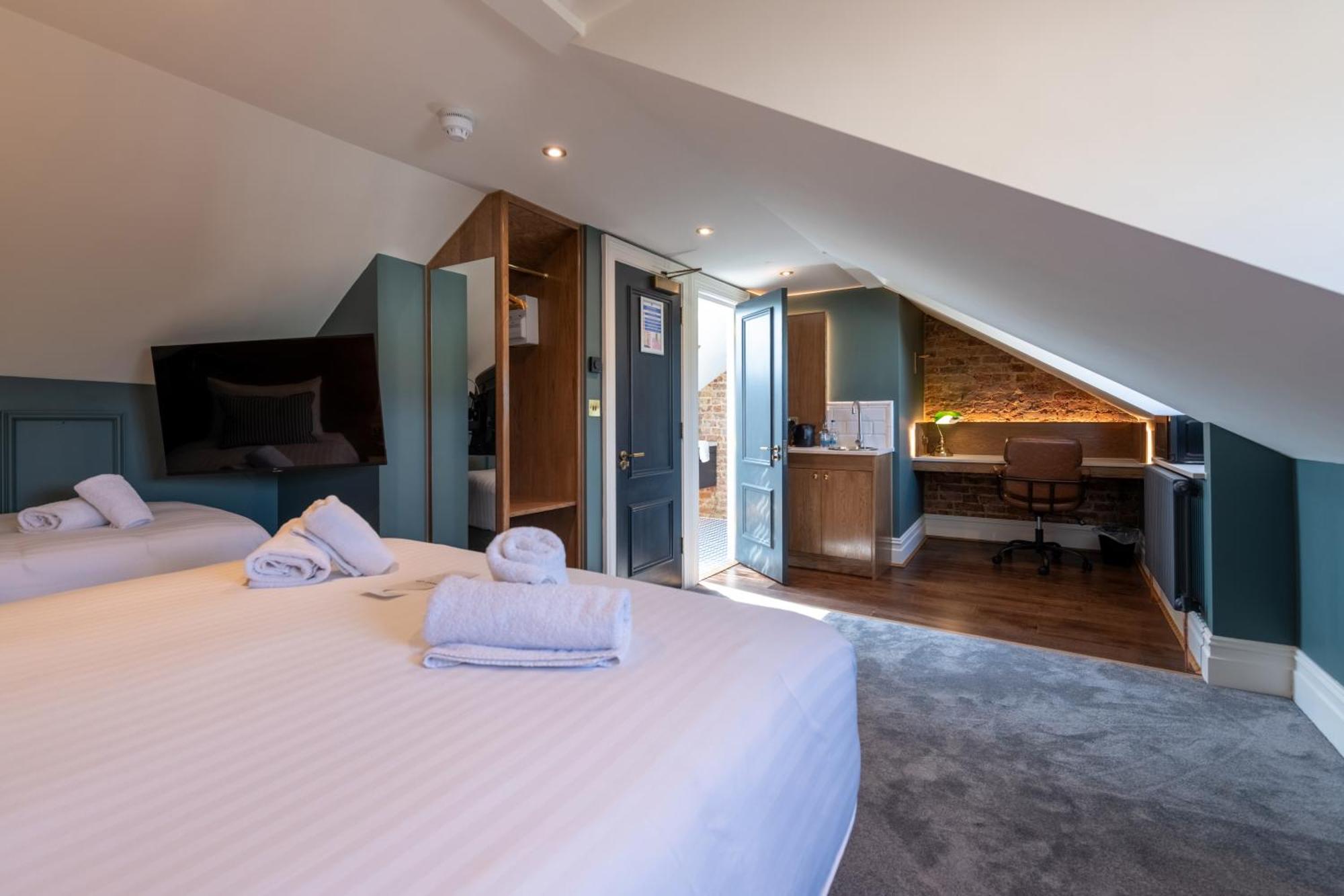 The Crown Pub & 4* London